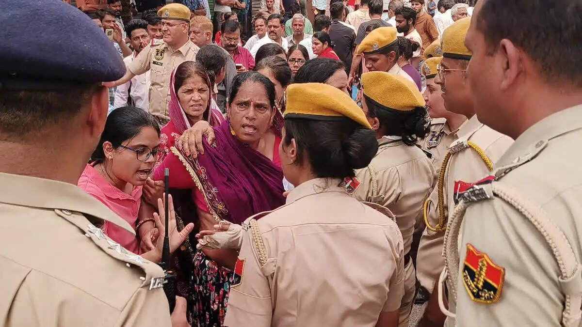 न्यू सांगानेर रोड पर जेडीए डिमार्केशन का विरोध, सड़क पर उतरे स्थानीय लोग