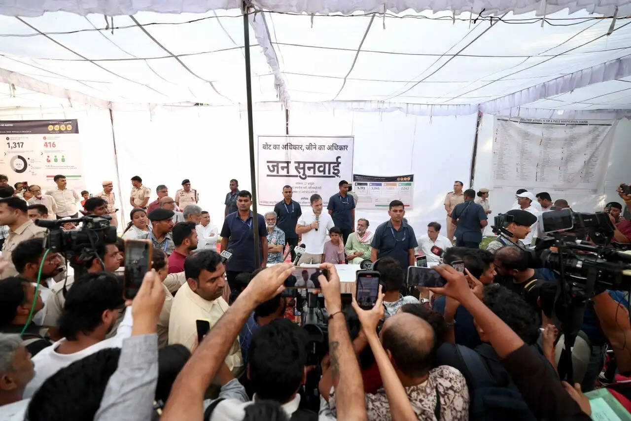 दिल्ली के त्रिलोकपुरी में जन सुनवाई में शामिल हुए राहुल गांधी, चार बूथों से 416 नाम हटाने का आरोप