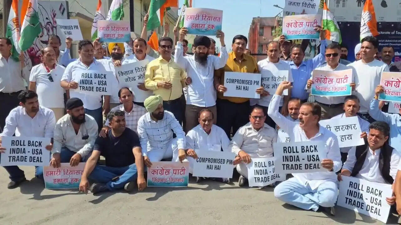 अमेरिका ट्रेड डील के खिलाफ कठुआ में कांग्रेस का प्रदर्शन, केंद्र सरकार के खिलाफ जमकर नारेबाजी