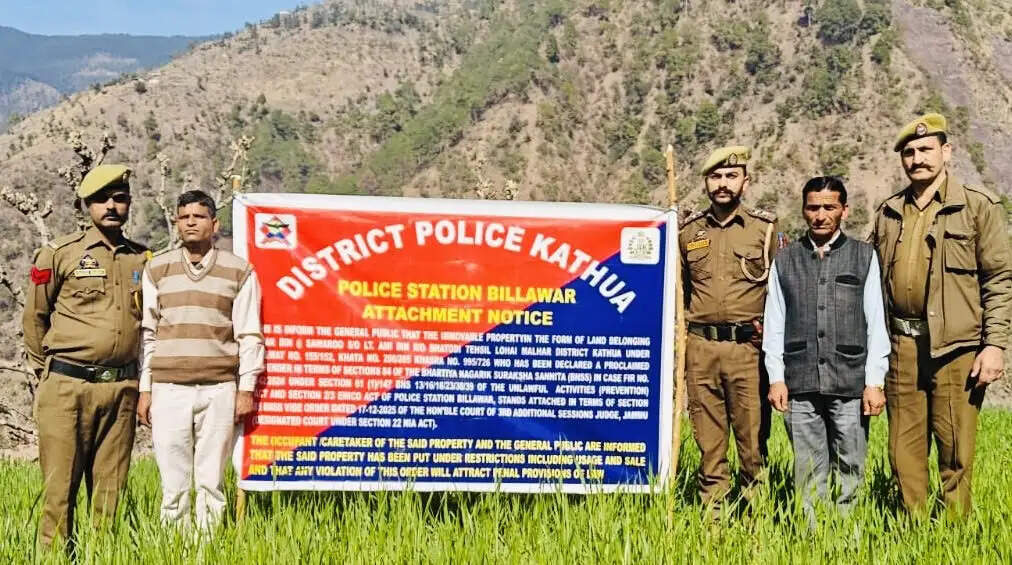 कठुआ पुलिस की बड़ी कार्रवाई, पाकिस्तान स्थित आतंकी हैंडलर स्वर दीन की संपत्ति कुर्क
