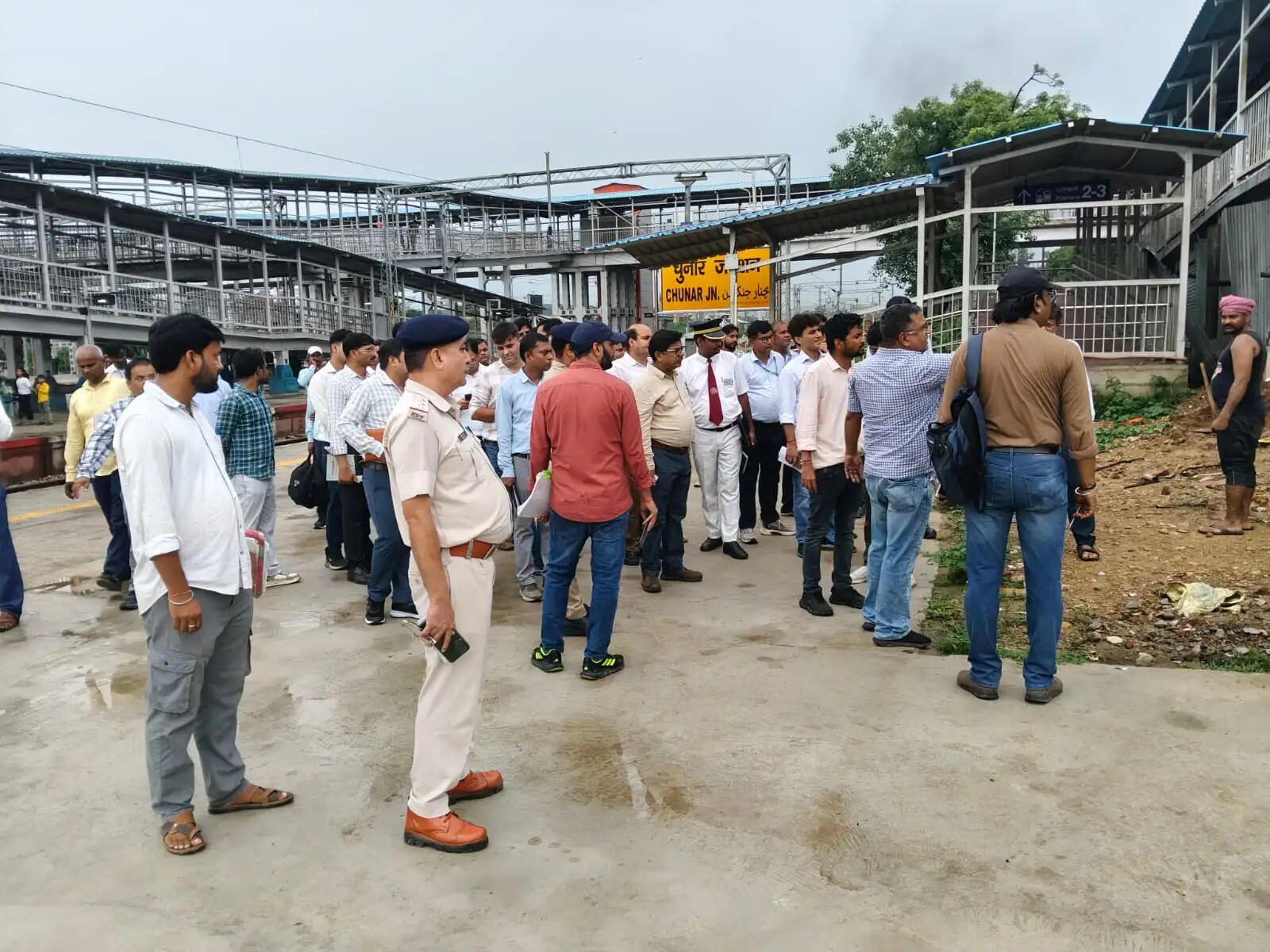 प्लेटफार्म पर घटिया ग्रेनाइट देख भड़के डीआरएम, बोले—गुणवत्ता से समझौता नहीं