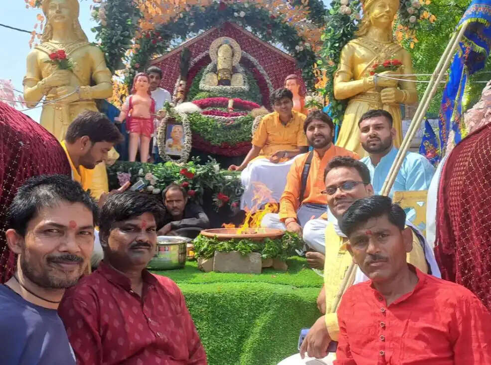 हाथरस में बाबा खाटू श्याम की आरती उतारी गई और धूमधाम से निकली निशान यात्रा