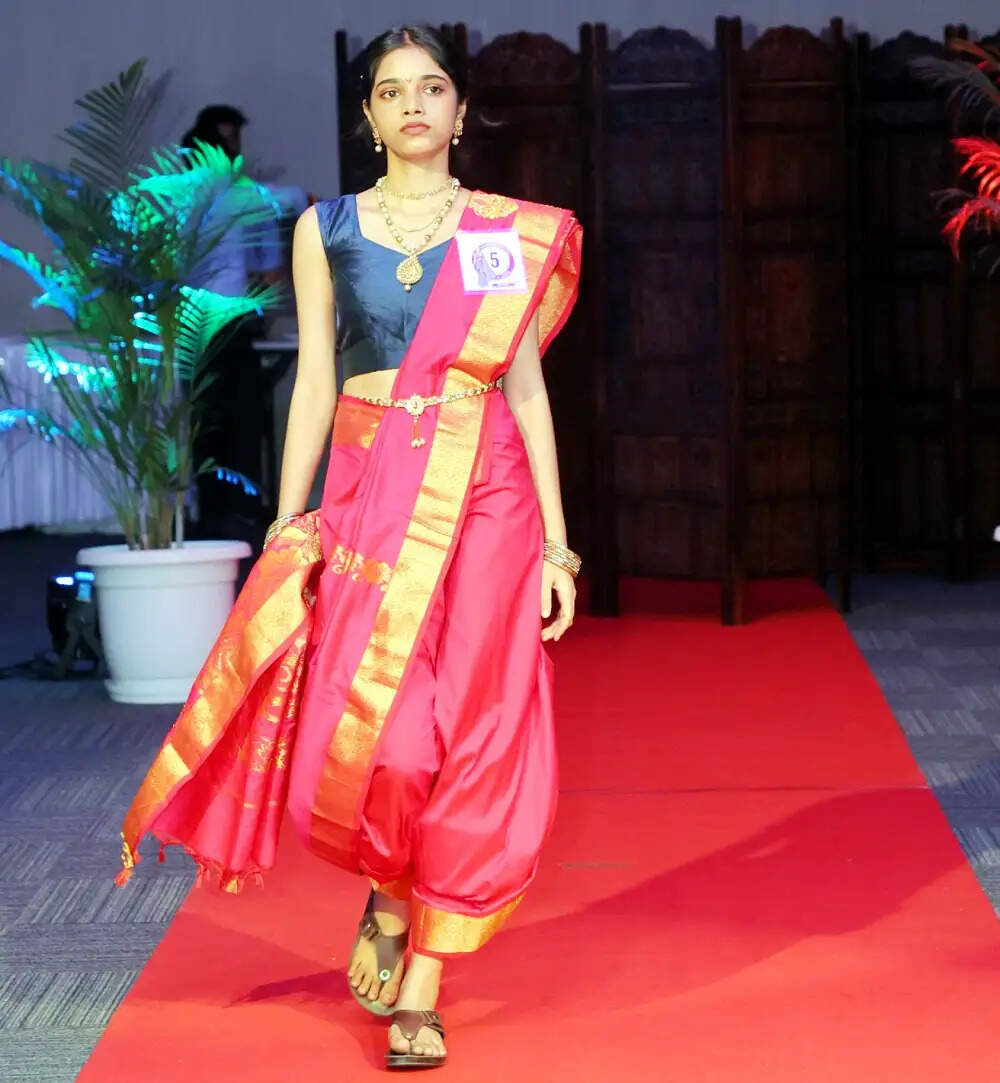 मध्य प्रदेश भवन नई दिल्ली में साड़ी ड्रेपिंग एवं हैंडलूम प्रदर्शन प्रतियोगिता का हुआ आयोजन
