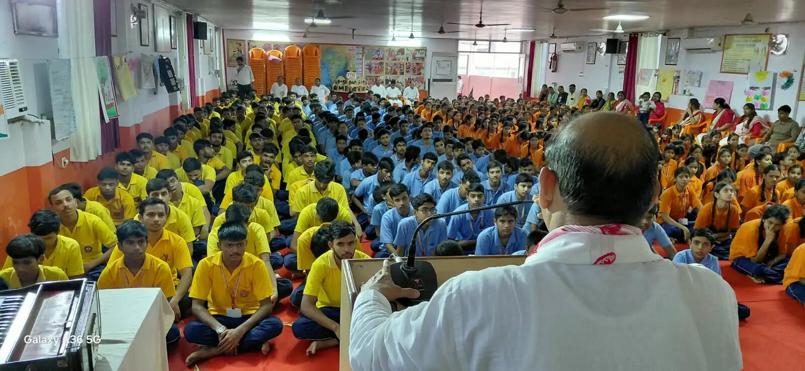 वंदे मातरम् का सामूहिक गायन विद्यार्थियों में राष्ट्रीय एकता और कर्तव्य-बोध को करता है मजबूत : डॉ. शैलेन्द्र मिश्र
