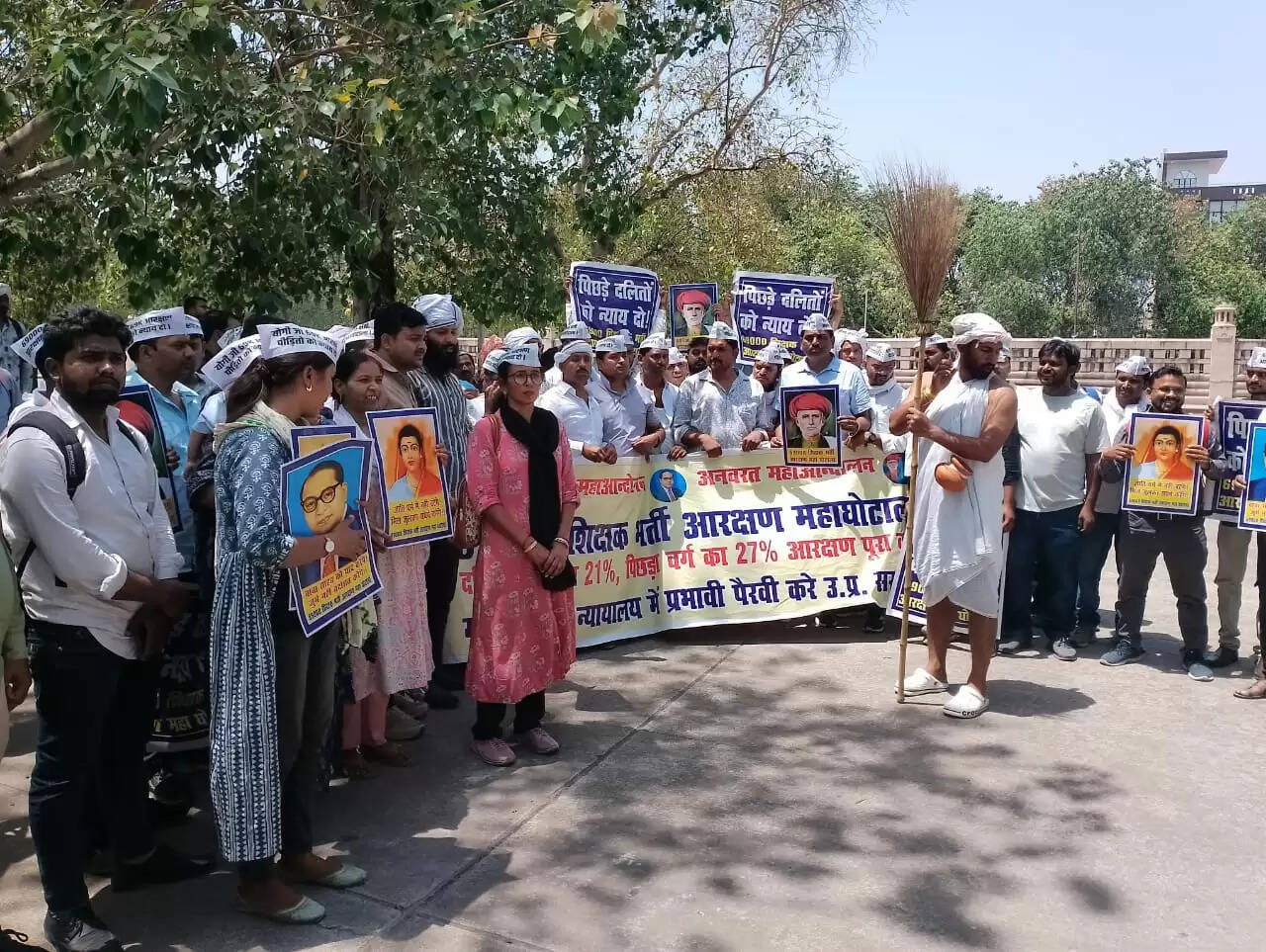 शिक्षक भर्ती मामले में आरक्षित वर्ग के अभ्यर्थियों ने किया विधानसभा के सामने प्रदर्शन