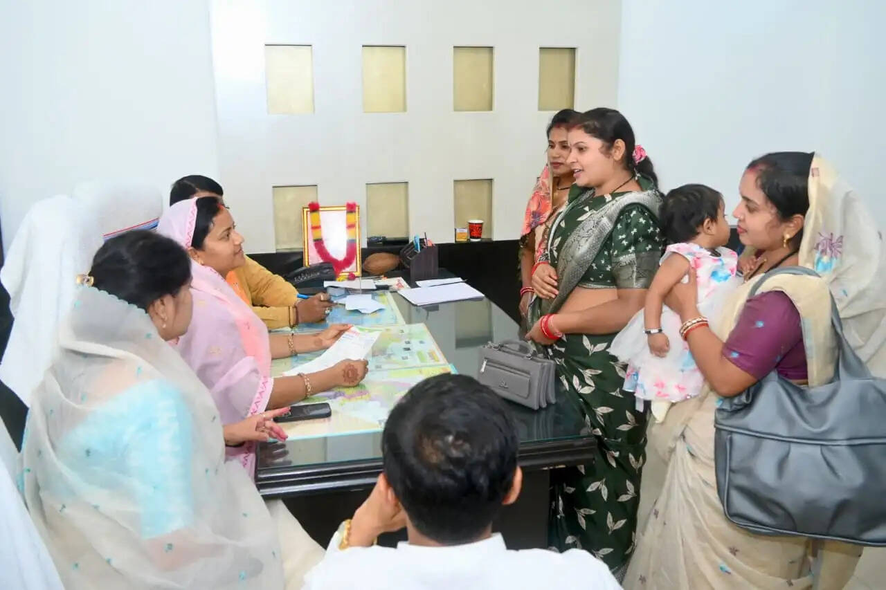 'सहयोग केंद्र' में मंत्री लक्ष्मी रजवाड़े ने किया कार्यकर्ताओं के आवेदनों का निराकरण