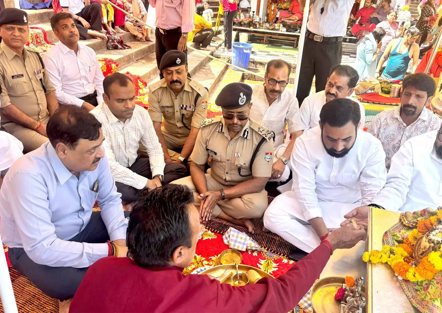 गढ़वाल कमिश्नर और आईजी ने लिया चारधाम यात्रा की तैयारियों का जायजा, की मां गंगा की पूजा