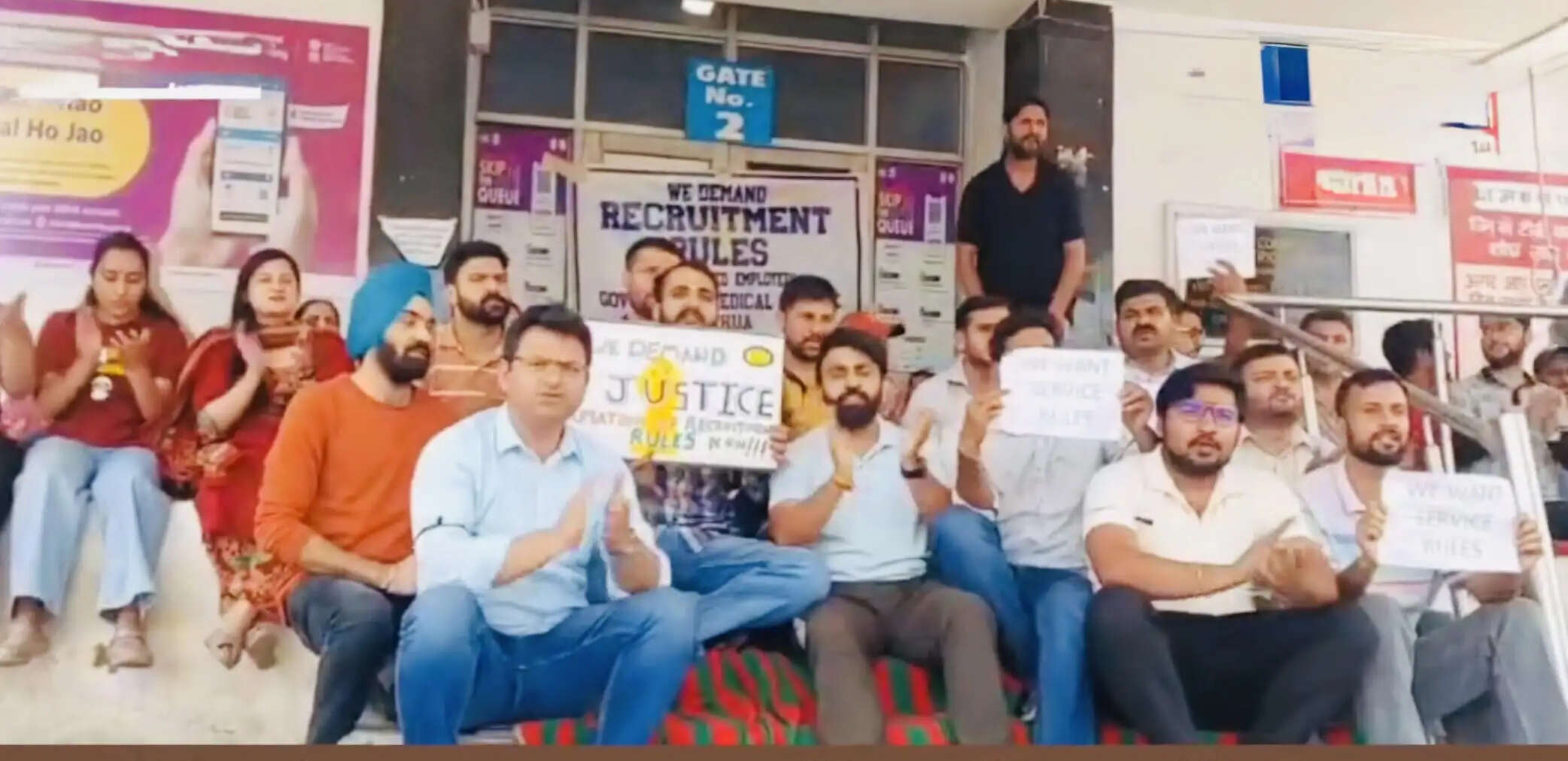 अंतर्राष्ट्रीय नर्सिंग दिवस पर जीएमसी कठुआ में ब्लैक डे, सर्विस रूल की मांग को लेकर स्वास्थ्य कर्मियों का विरोध तेज
