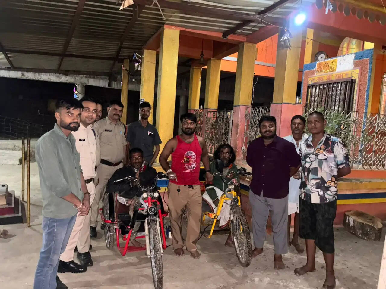 राजगढ़ः बैटरी डिस्चार्ज होने से रास्ते में फंसे दिव्यांग तीर्थयात्री, पुलिस ने पहुंचाया गंतव्य तक