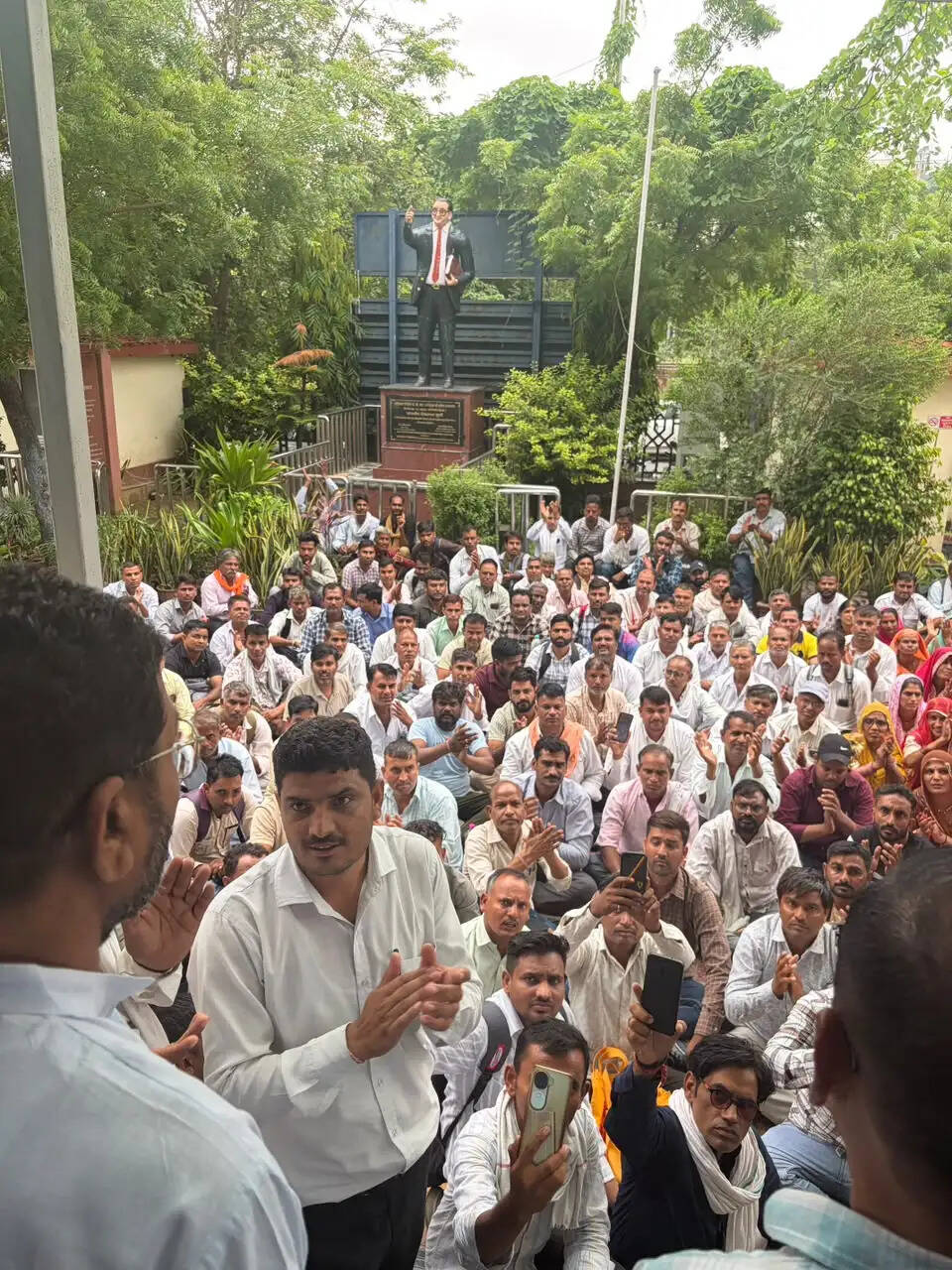 नियमितीकरण और न्यूनतम वेतन की मांग को लेकर रसोइया-चौकीदारों ने किया विरोध—प्रदर्शन