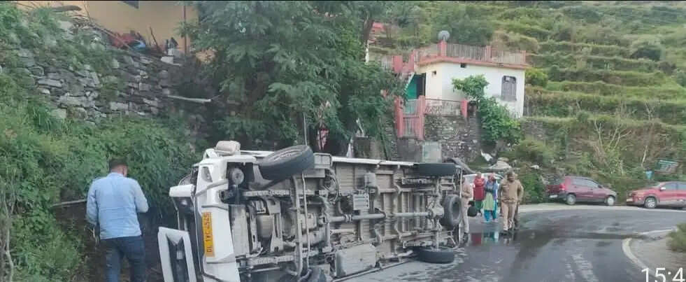 ज्योतिर्मठ में बदरीनाथ हाईवे पर टेंपो ट्रैवलर पलटा, महिला यात्री की मौत