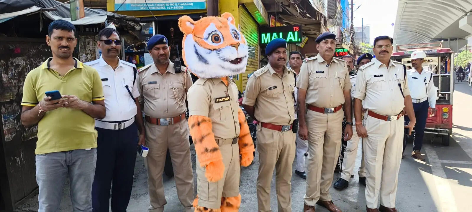 आर्चरी मस्कट ने रांची में संभाली ट्रैफिक जागरुकता की कमान, पुलिसकर्मियों ने समझाए यातायात नियम