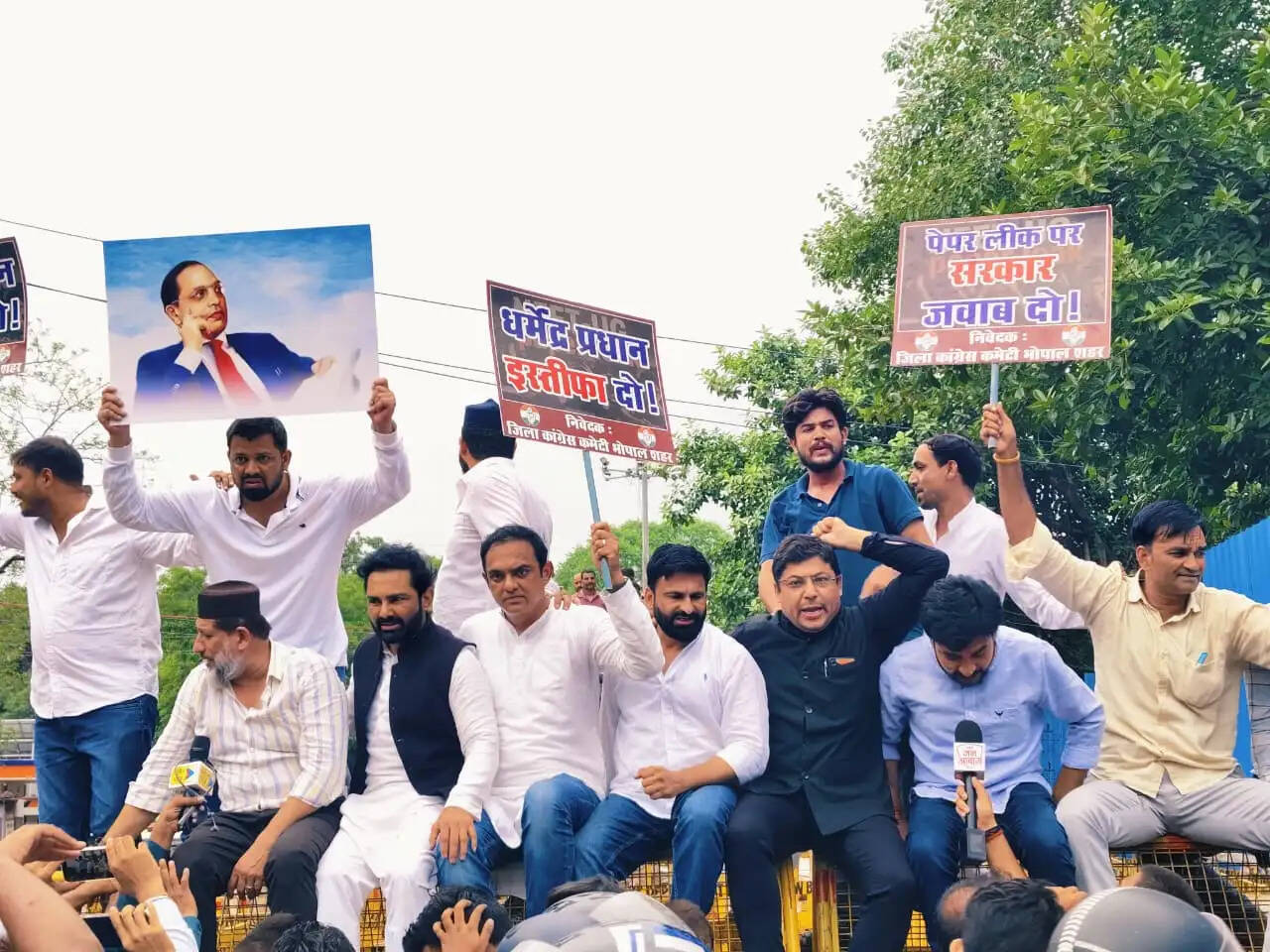 केन्द्री&nbsp;मंत्री&nbsp;धर्मेंद्र प्रधान के इस्तीफे की मांग को लेकर कांग्रेस का भाजपा कार्यालय तक मार्च