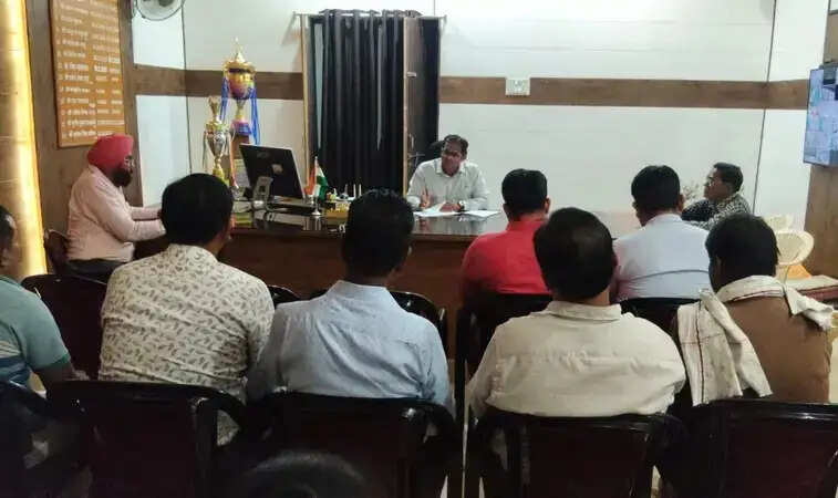 बाढ़ आपदा प्रबंधन को लेकर निगम आयुक्त ने ली समीक्षा बैठक