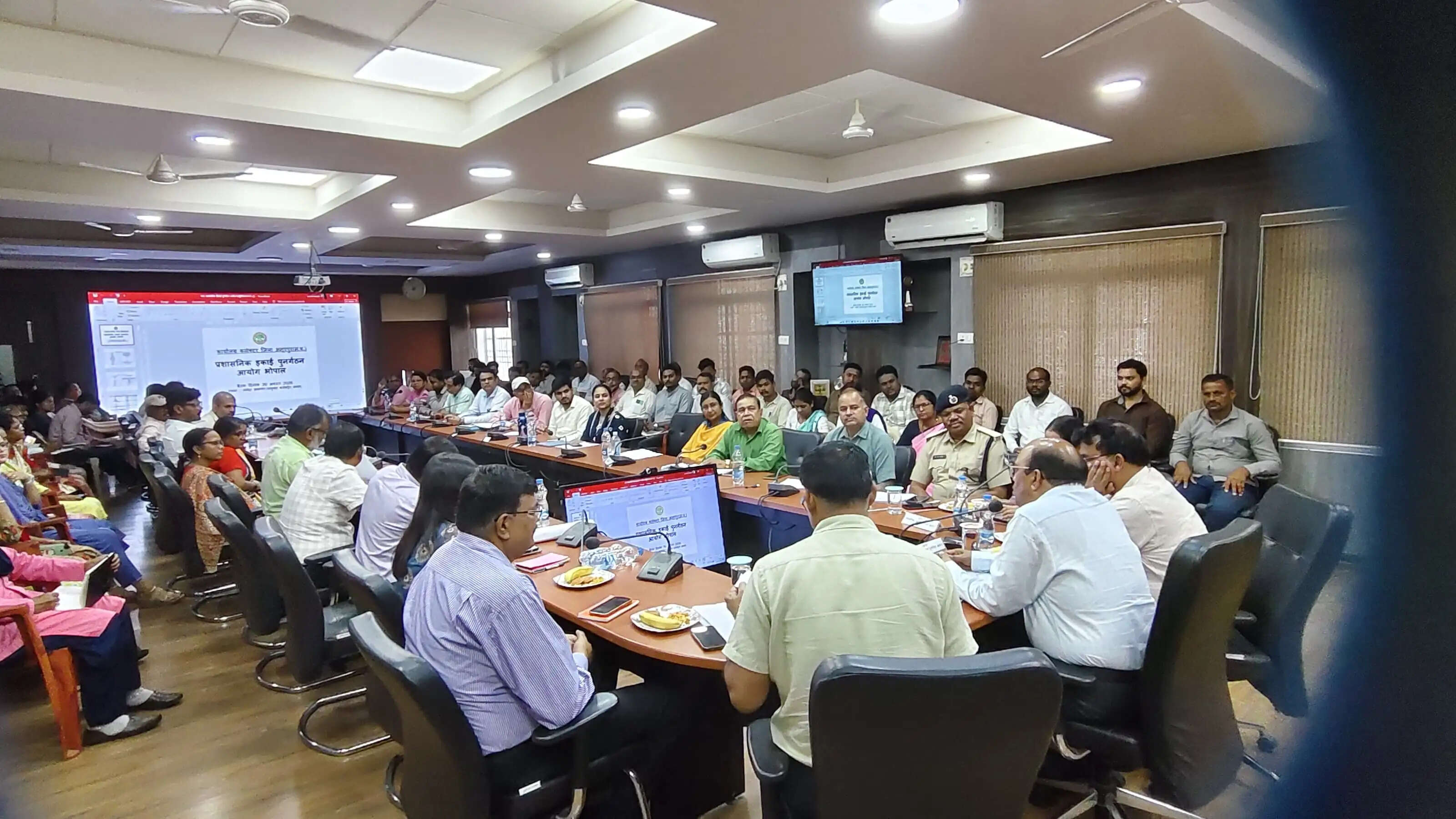 अनूपपुर: प्रशासनिक इकाई पुनर्गठन आयोग संबंधी बैठक में प्रशासनिक इकाइयों के पुनर्गठन पर हुआ मंथन