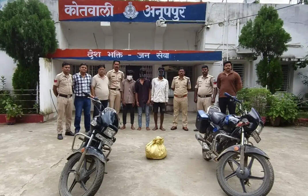 अनूपपुर: आंगनवाड़ी केंद्र में चोरी के 3 आरोपी गिरफ्तार, 3 फरार, बर्तन और 2 बाइक जब्त