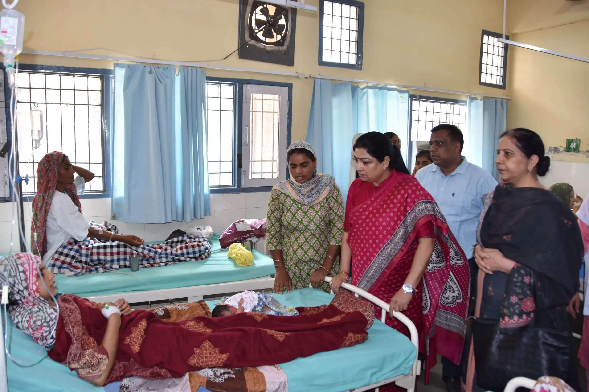 कैथल में महिला आयोग की चेयरपर्सन का औचक दौरा: अस्पताल में महिला वार्ड की व्यवस्थाएं सुधारने के निर्देश