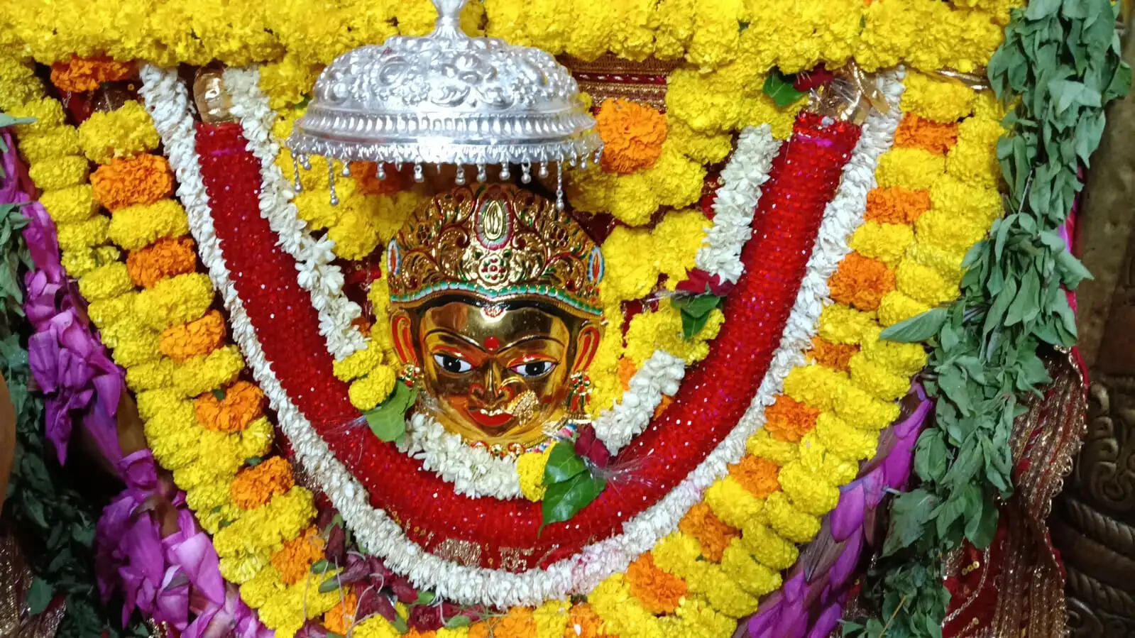 शारदीय नवरात्र : पहले दिन बाबा विश्वनाथ की नगरी देवी मय,मातृशक्ति आराधना में लीन,शैलपुत्री के दरबार में श्रद्धालुओं का सैलाब उमड़ रहा