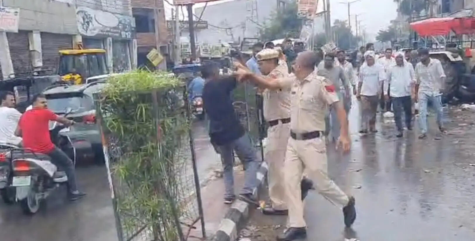 कैथल : पुलिस सुरक्षा में जेसीबी व डंपर से कराई सफाई, विरोध करने वाले कर्मचारी हिरासत में लिए