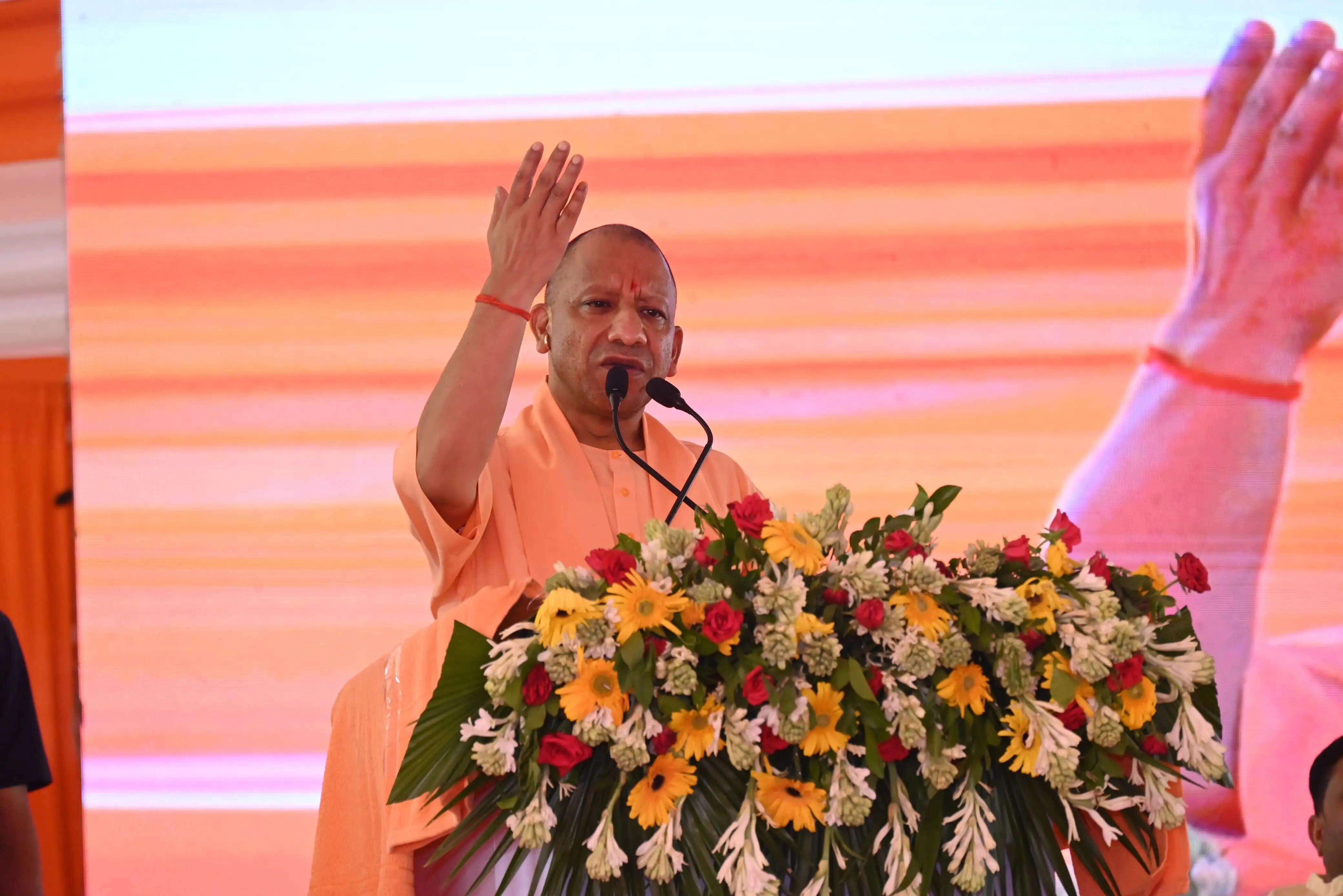 मुख्यमंत्री योगी ने 293 करोड़ की 75 विकास परियोजनाओं का लोकार्पण कर कहा- तेजी से विकास की राह पर बलरामपुर