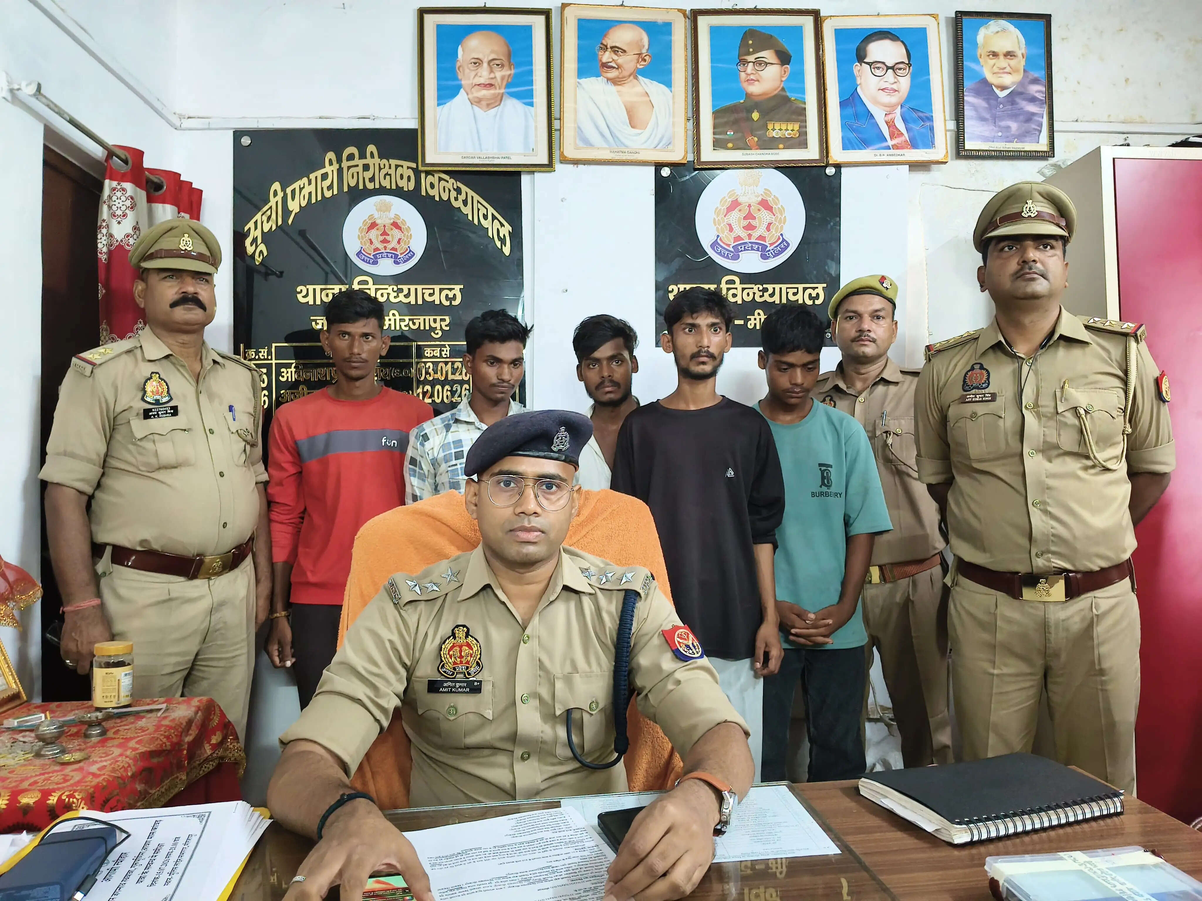 विंध्याचल पुलिस ने मोबाइल चोर गिरोह का किया पर्दाफाश, सात पकड़े गए