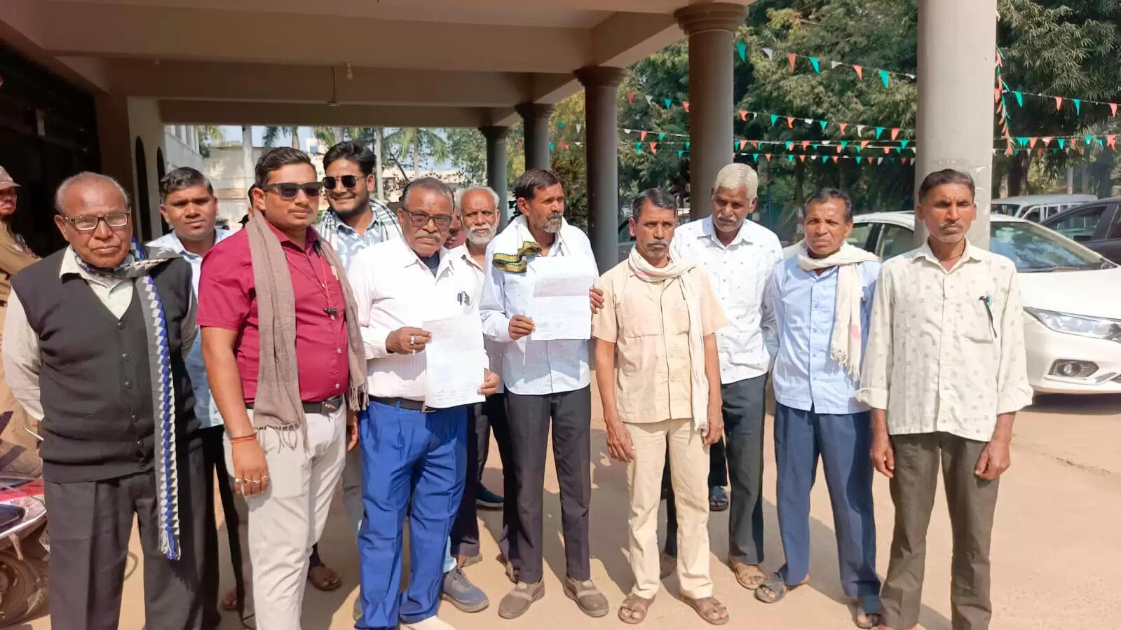 धमतरी : पेड़ कटाई विवाद को लेकर कातलबोड़ के ग्रामीण पहुंचे कलेक्ट्रेट