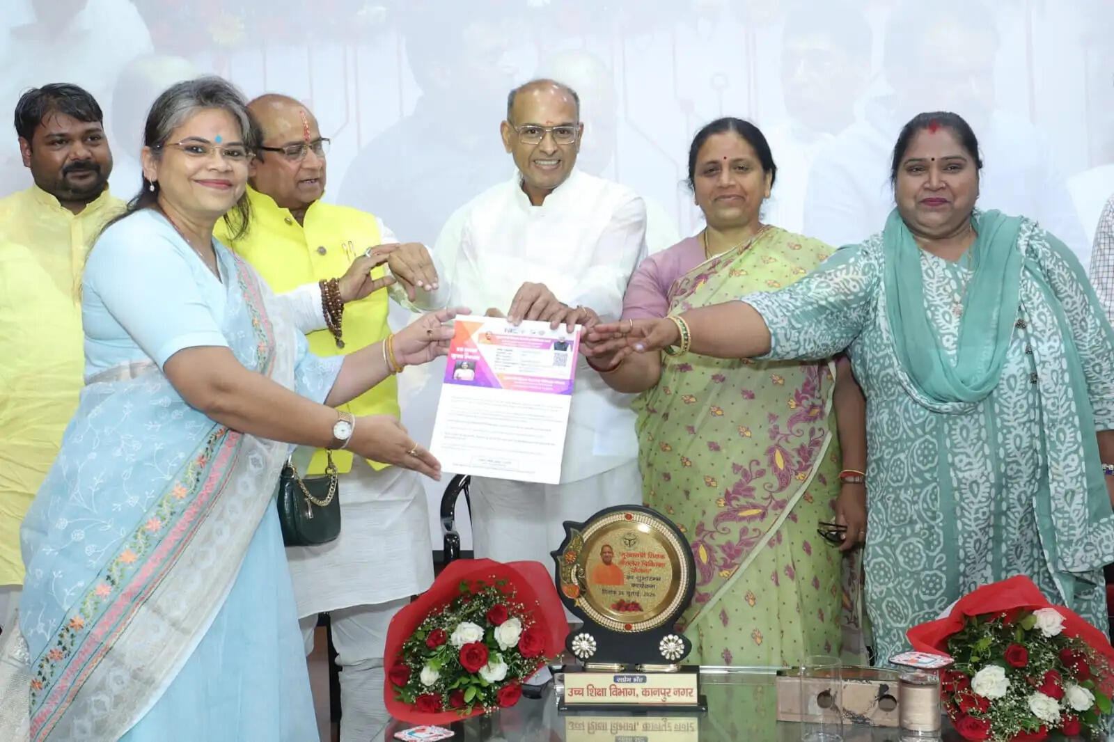 सीएसजेएमयू में वितरित हुए मुख्यमंत्री शिक्षक कैशलेस चिकित्सा योजना के कार्ड