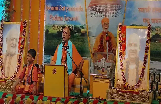 मुंगेर स्थित पादुका दर्शन में लक्ष्मीनारायण यज्ञ का शुभारंभ, स्वामी निरंजनानंद ने बताया भक्ति का महत्व
