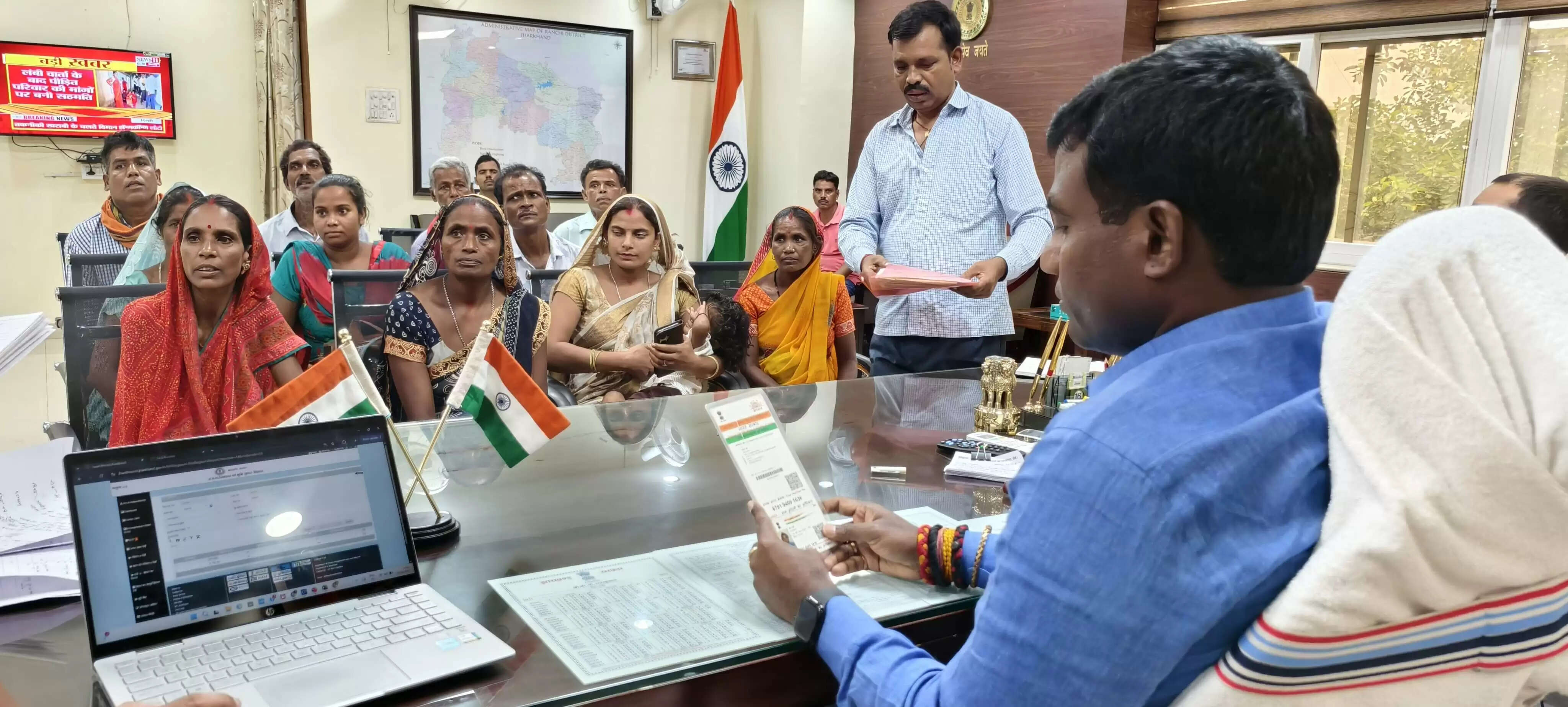 जनता दरबार में जमीन का म्‍युटेशन नहीं करने पर कर्मचारी को किया शोकॉज