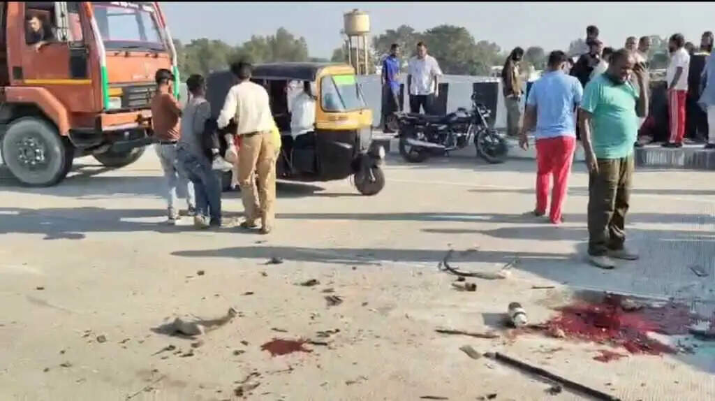 तेज रफ्तार कार का कहर, तीनपानी फ्लाईओवर पर हादसे में एक की मौत दो गंभीर