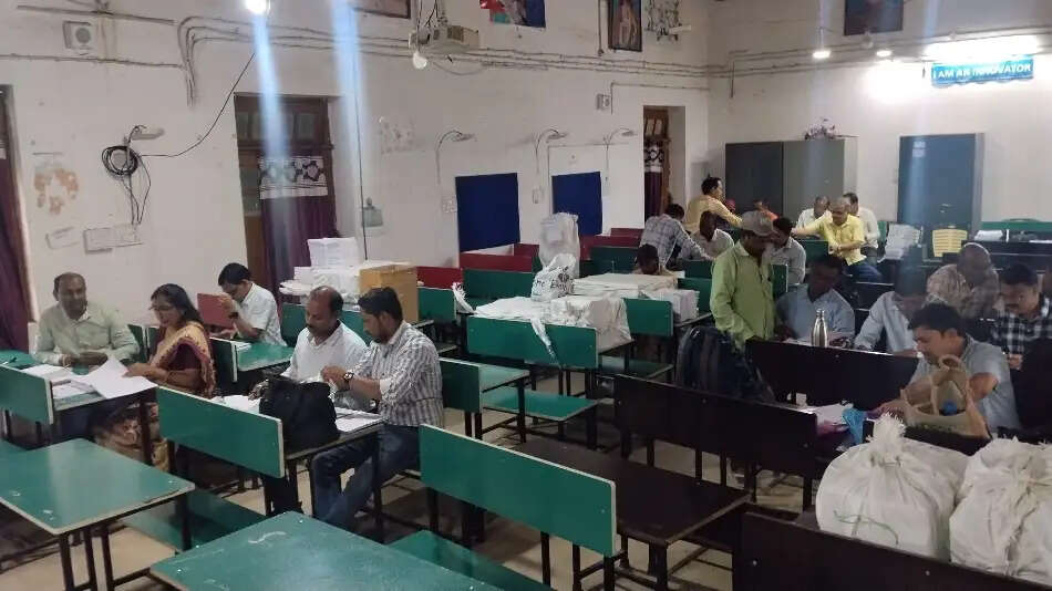 बोर्ड की द्वितीय मुख्य परीक्षा की गोपनीय सामग्री का वितरण, थानों में रखी गई सुरक्षित