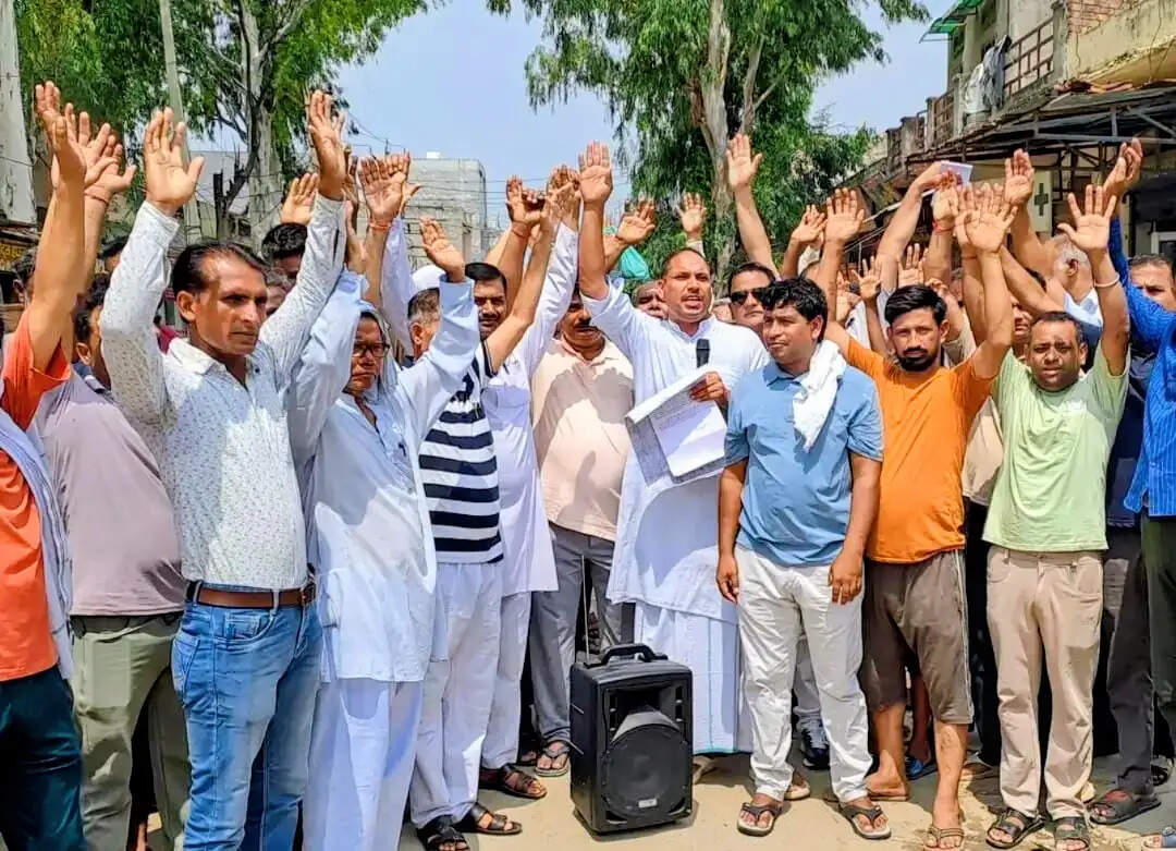 पानीपत: रेलवे अंडरपास में हो रही देरी से गुस्साए ग्रामीणों ने किया प्रदर्शन
