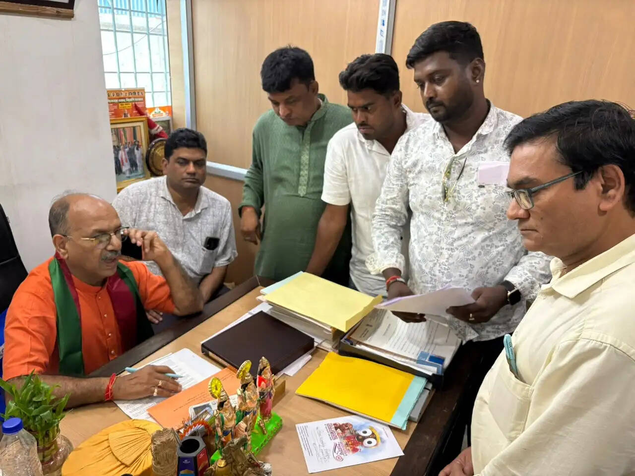 कुल्टी में विधायक डॉ. अजय कुमार पोद्दार की जनसुनवाई, जन समस्याएं सुनकर दिया त्वरित समाधान का आश्वासन