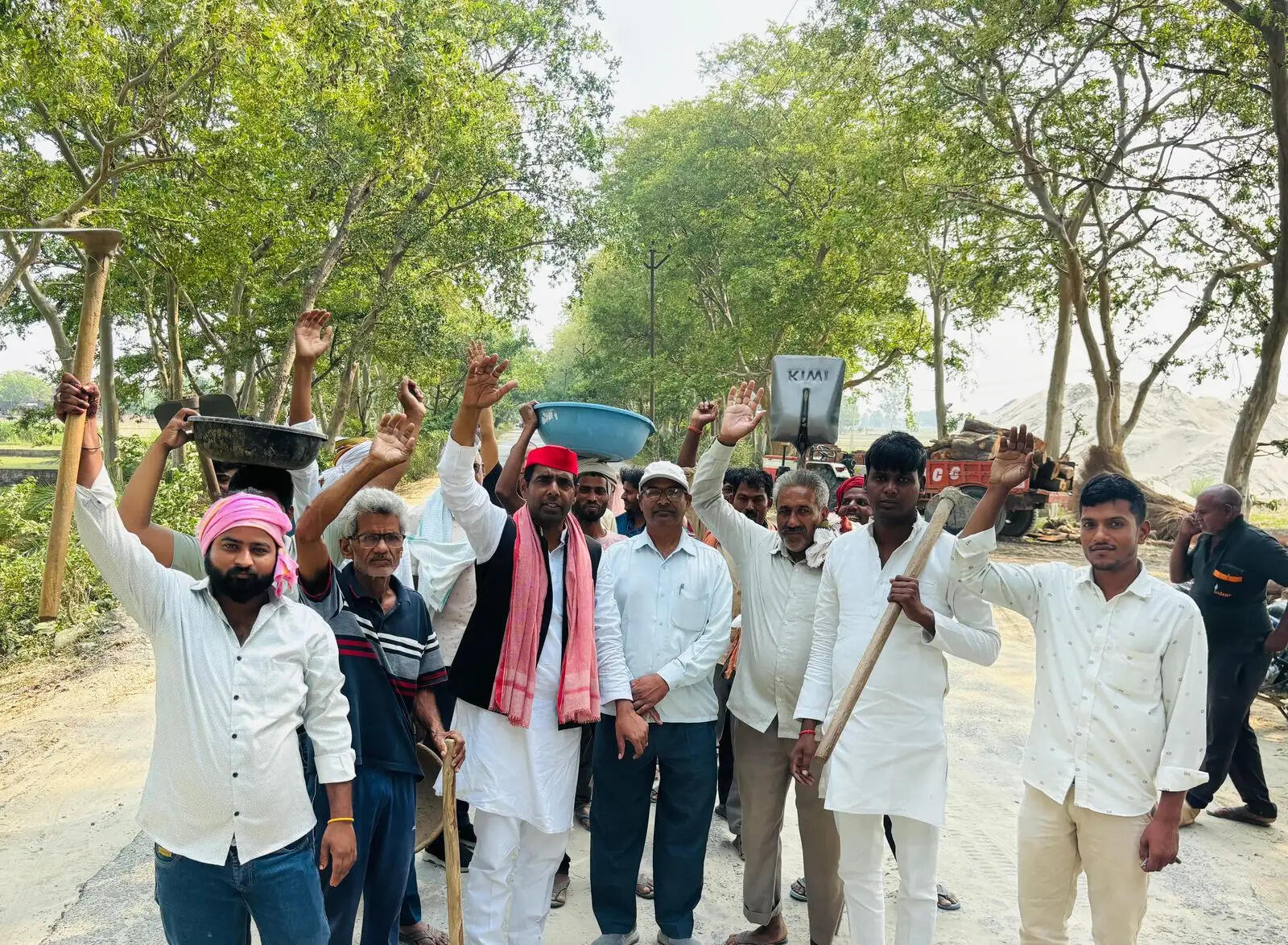 बरहज-सोनूघाट मार्ग की मरम्मत की मांग को लेकर सपा ने चलाया ‘गड्ढा पाटो अभियान’