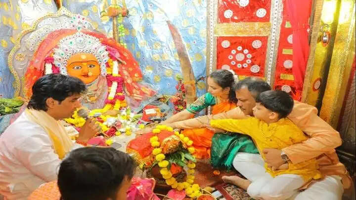 देवासः कलेक्टर ने सपत्नीक की मां तुलजा भवानी व मां चामुंडा की पूजा-अर्चना