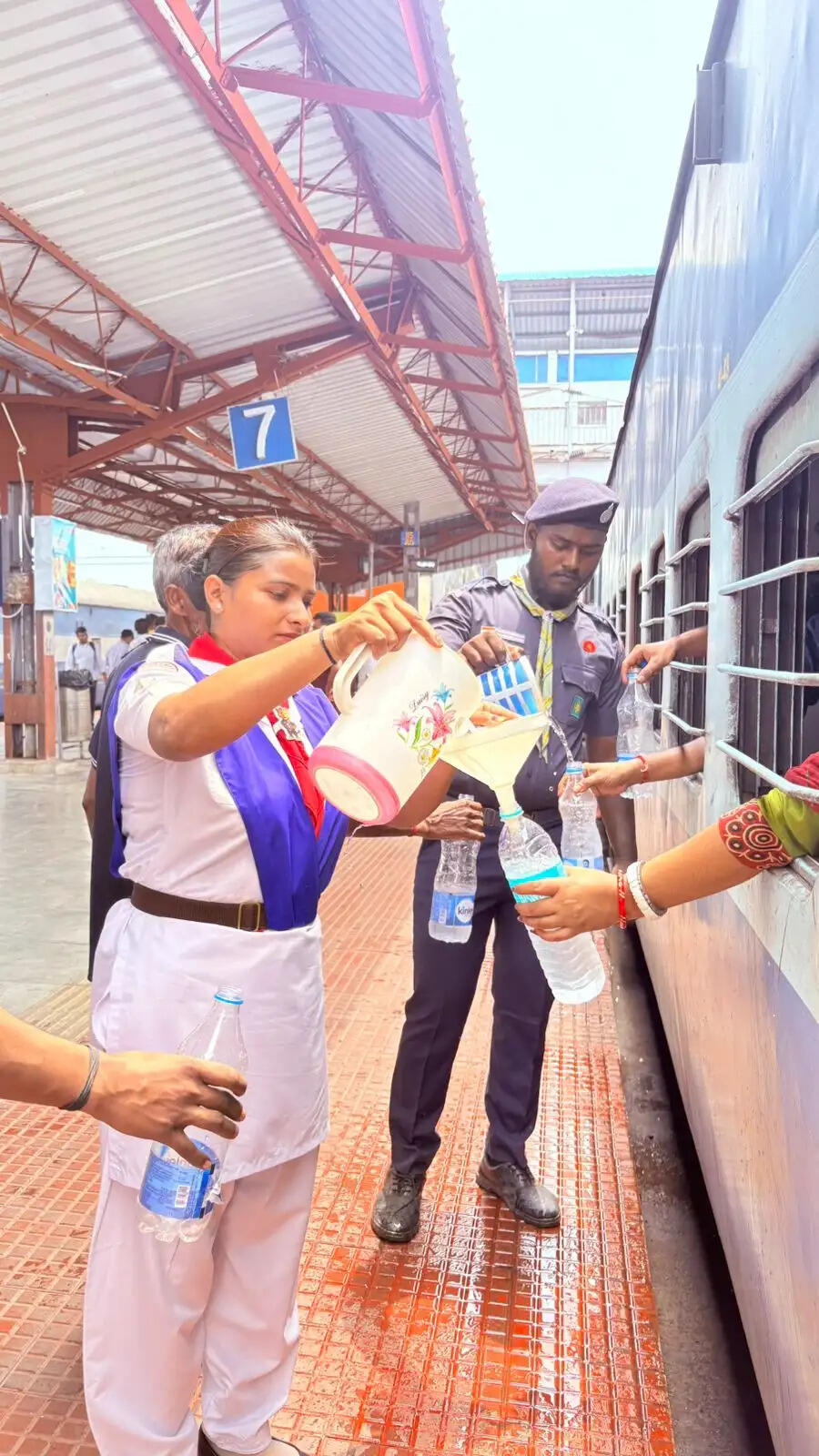 खड़गपुर स्टेशन पर स्काउट्स एंड गाइड्स ने यात्रियों को शीतल जल पिलाकर पर्यावरण संदेश दिया