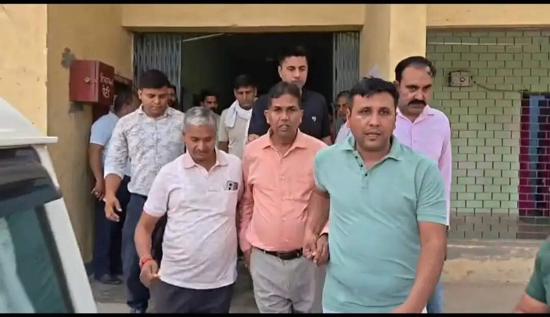 बुलंदशहर: सब्जी मंडी सचिव एक लाख की रिश्वत लेते गिरफ्तार