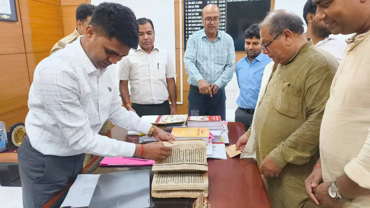 185 वर्ष पुरानी रामचरितमानस की पांडुलिपि साझा करने पर डीएम ने किया सम्मानित