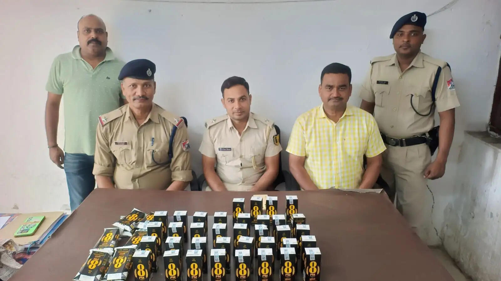 सीवान में शहीद एक्सप्रेस से लावारिस विदेशी शराब बरामद, आरपीएफ की कार्रवाई