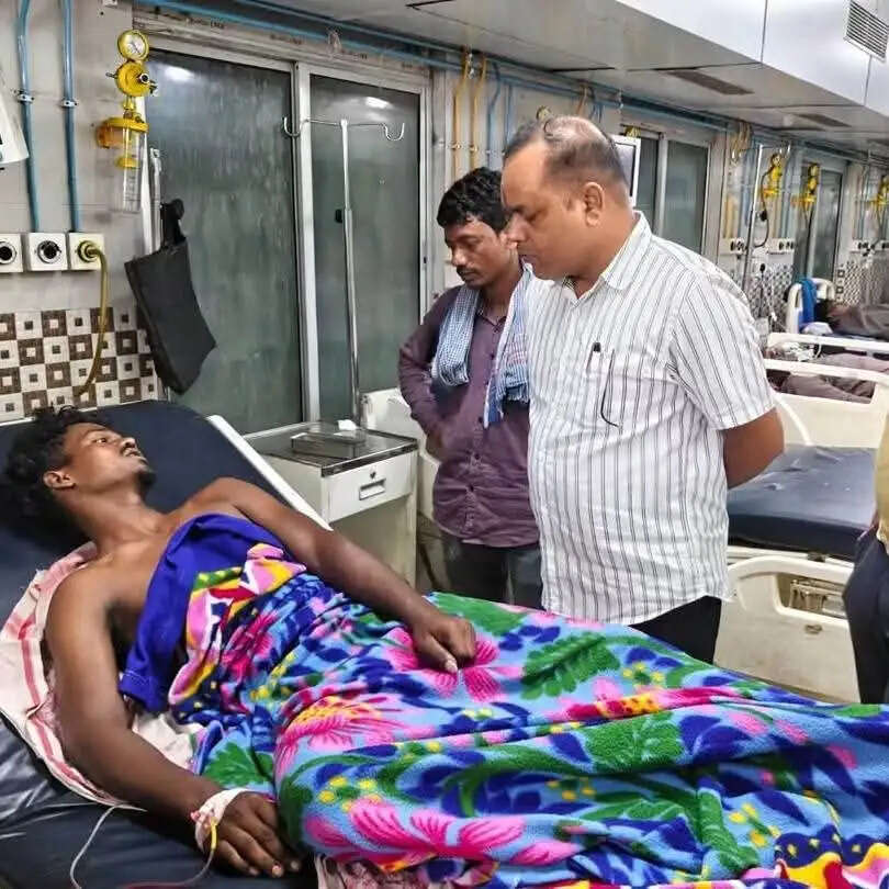 लालगढ़ वज्रपात के घायलों से मिले विधायक लक्ष्मीकांत साहू, स्वास्थ्य की जानकारी ली