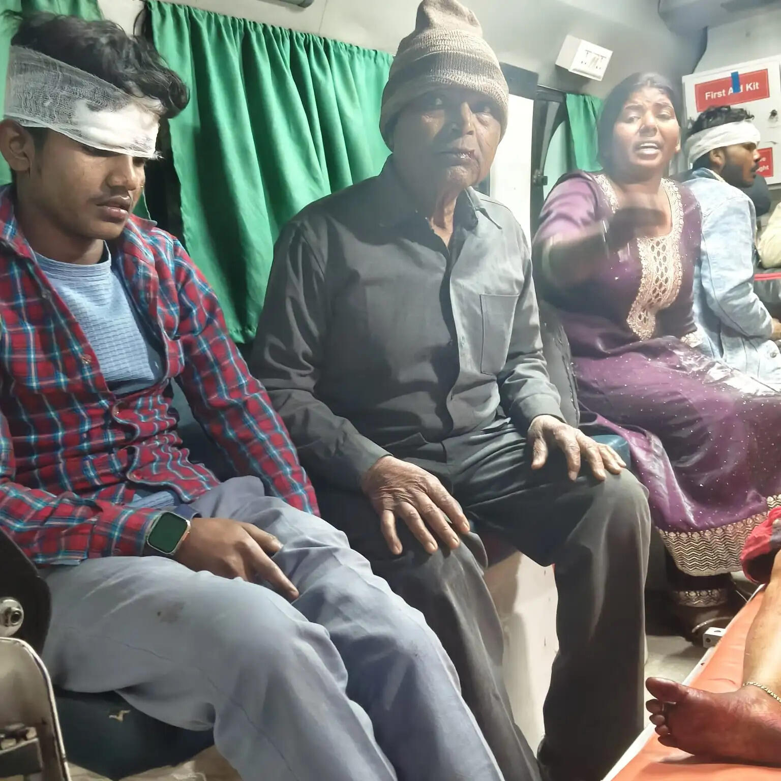 आगरा-लखनऊ एक्सप्रेसवे पर ट्रक से टकराई दो रोडवेज बसें, तीन की मौत और 31 यात्री घायल