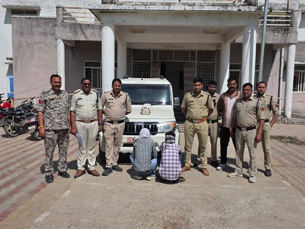 श्योपुरः बोलेरो में तस्करी के लिये ले जा रहे थे सवा किलो गांजा, दो आरोपी गिरफ्तार