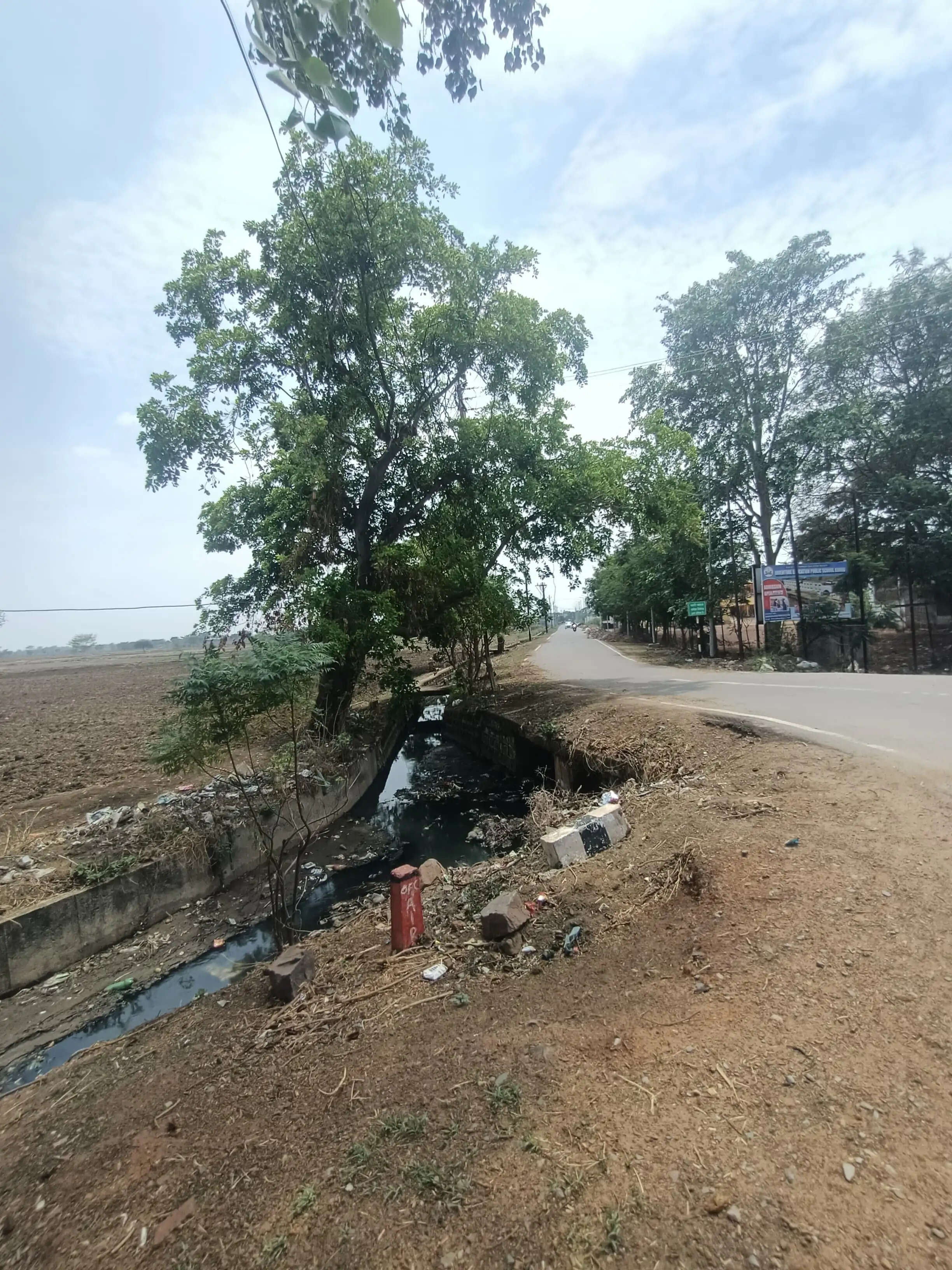 अंधे मोड़ और खुले नाले से बढ़ रहा हादसों का खतरा, सुरक्षा व्यवस्था की मांग