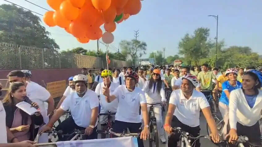 94वें फिट इंडिया संडेज़ ऑन साइकिल में केन्द्रीय मंत्री मनसुख मांडविया ने की भागीदारी,सक्रिय जीवनशैली का संदेश