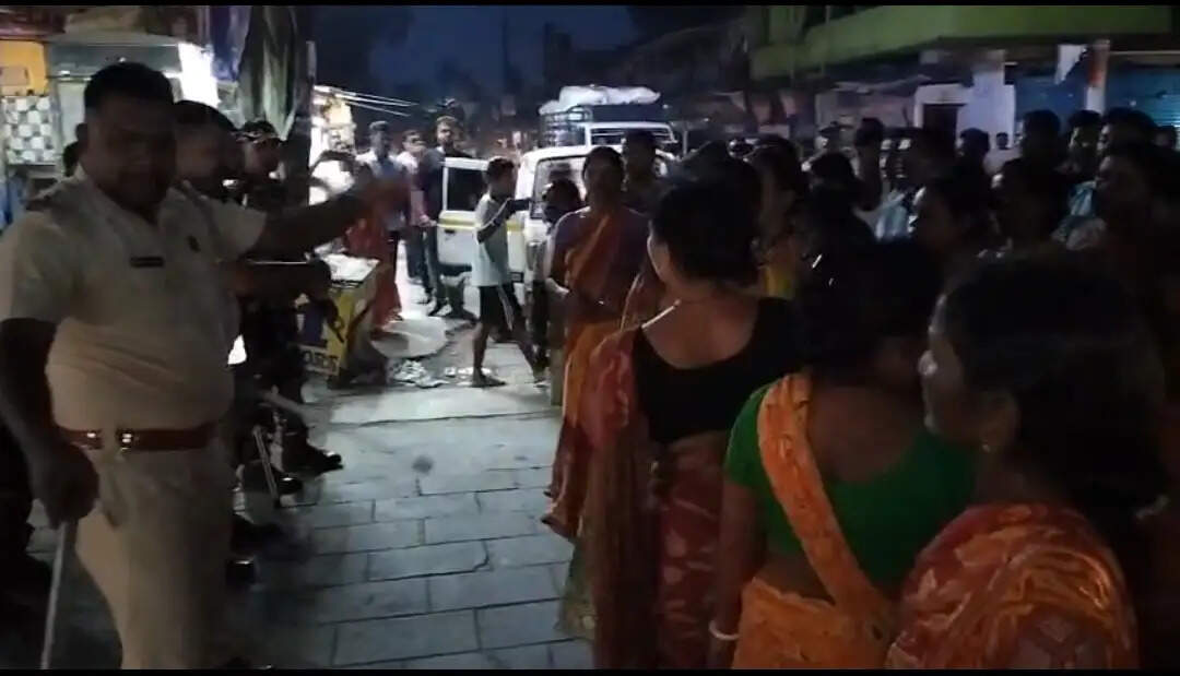 नाबालिग छात्रा की संदिग्धावस्था में मौत पर थाने के सामने प्रदर्शन, आरोपित को कड़ी सजा देने की मांग