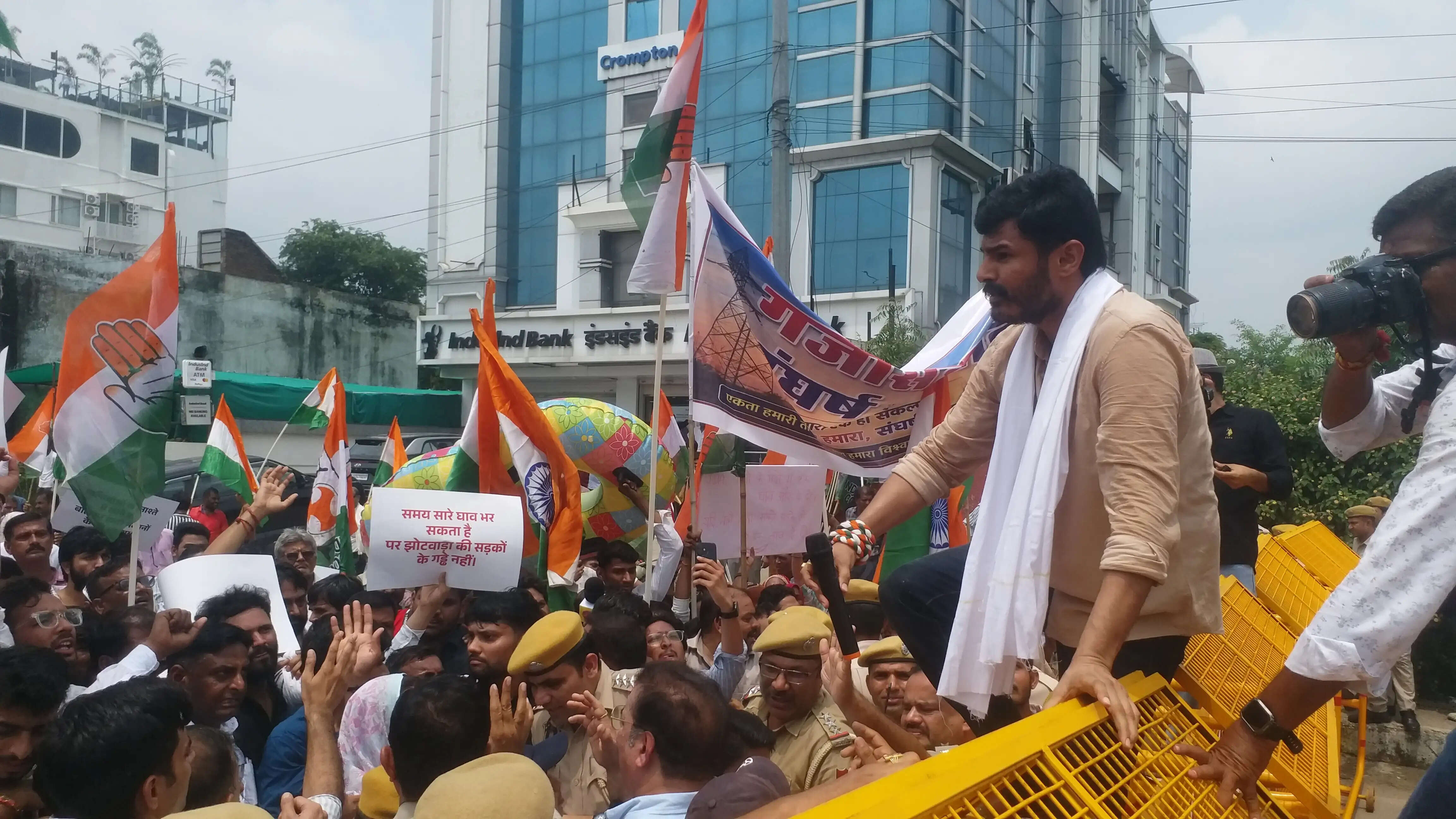 जलभराव और बदहाल सड़कों पर कांग्रेस का हल्लाबोल: वाटर कैनन के बीच निगम मुख्यालय घेरा