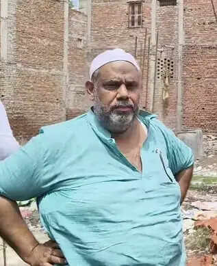 समाजवादी पार्टी के पूर्व प्रत्याशी बाबू कुरैशी पर लगा प्लॉट मालिकों का रास्ता रोकने का आरोप