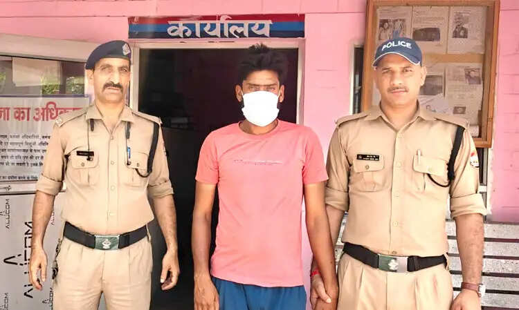 धोखाधड़ी के पांच हजार के इनामी को पुलिस ने किया गिरफ्तार