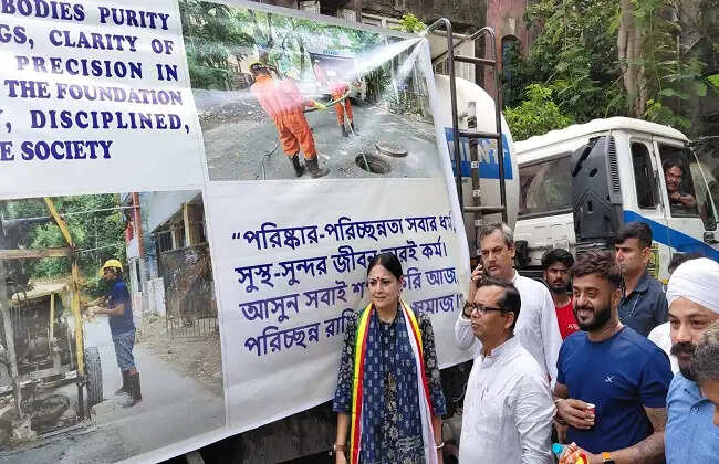 भवानीपुर में स्वच्छता अभियान, झाड़ू हाथ में लेकर सफाई कार्यक्रम में शामिल हुईं मंत्री अग्निमित्रा पाल