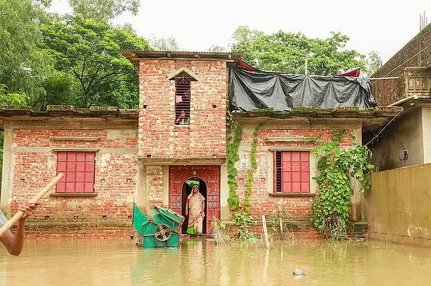 बांग्लादेश में 54 लोगों की जान लेने और लाखों की जिंदगी तबाह करने के बाद कम हो रहा है बाढ़ का पानी